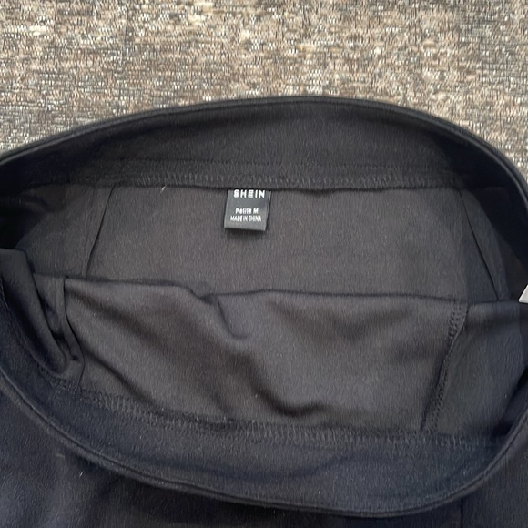 Black mini skirt with slight slit - Picture 4 of 4